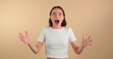  Bej arka planda dans eden mutlu genç kadın