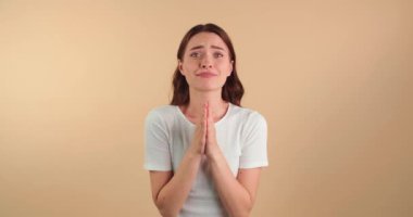  Güzel genç bayan bej arka planda bir şey istiyor.