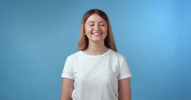 Junge Schöne Frau Lächelt Auf Hellblauem Hintergrund — Stockvideo