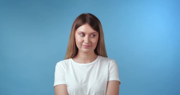 Känslomässig Ung Kvinna Ljusblå Bakgrund — Stockvideo