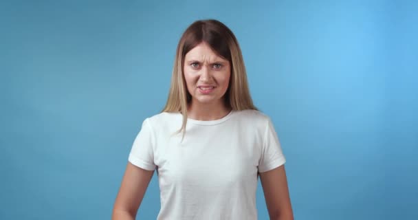 ライトブルーの背景に怒っている若い女性 — ストック動画