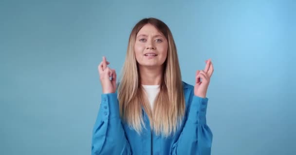 Ung Kvinna Full Hopp Korsning Fingrar Och Sedan Bli Ledsen — Stockvideo