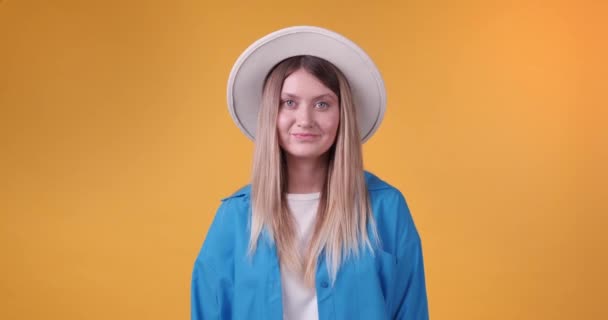 Emozionale Giovane Donna Con Cappello Ammiccante Sfondo Giallo — Video Stock