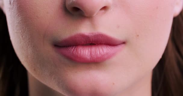Emotionale Frau Sieht Etwas Ekelhaftes Nahaufnahme Der Lippen Gesichtsausdruck — Stockvideo