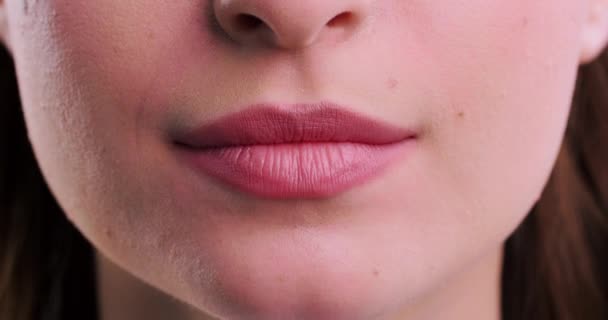 情绪化的女人 嘴唇的特写 面部表情 — 图库视频影像