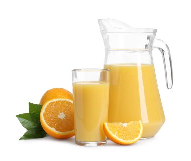 Tazeleyici portakal suyu, yapraklar ve meyveler beyaza izole edilmiş.