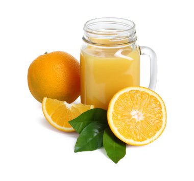 Mason kavanozunda portakal suyu, beyaz üzerine izole edilmiş yapraklar ve meyveler.