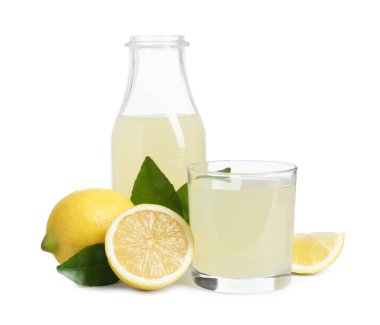 Tazeleyici limon suyu, yapraklar ve meyveler beyaza izole edilmiş.