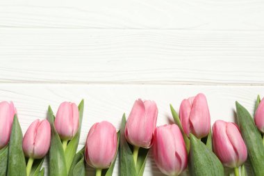 Anneler Günün kutlu olsun. Beyaz ahşap masadaki güzel pembe laleler, düz yatıyordu. Metin için boşluk