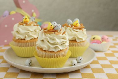 Vanilya kremalı Paskalya kekleri, yakın plan.