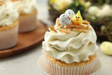 Gri masada vanilya kremalı Paskalya kekleri, yakın plan.