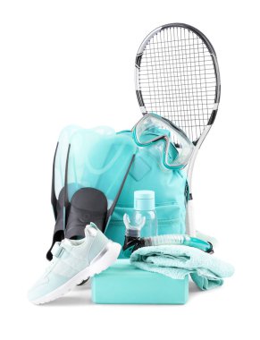 Birçok farklı spor malzemesi beyaza izole edilmiş.