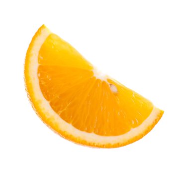 Taze olgun portakal dilimi beyaza izole edilmiş.