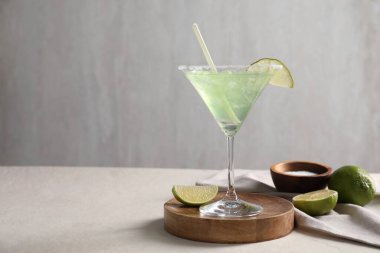 Lezzetli Margarita kokteyli cam, tuz ve misket limonu, yazı için yer.