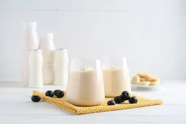 Yogurt Saporito Banana Mirtilli Sul Tavolo Legno Bianco — Foto Stock
