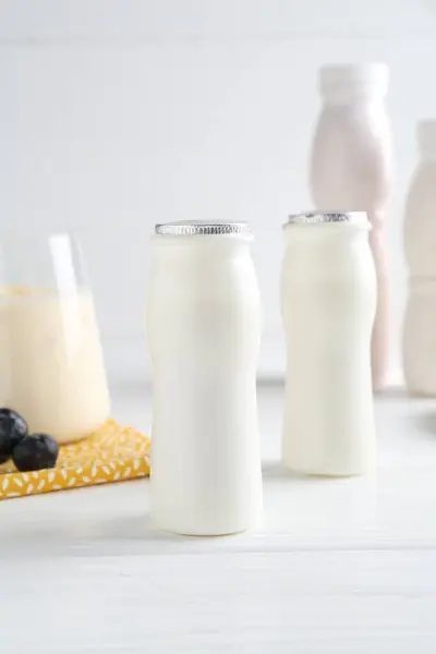 Leckerer Joghurt Flaschen Und Blaubeeren Auf Weißem Holztisch — Stockfoto