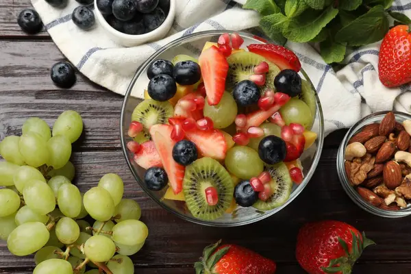 Ízletes Gyümölcssaláta Tálban Összetevők Asztalra Lapos Tojással — Stock Fotó