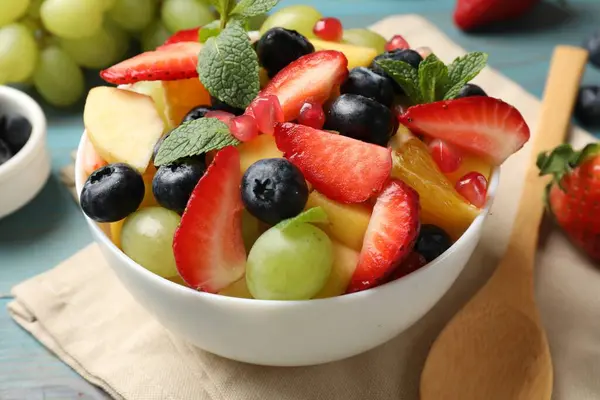 Gustosa Macedonia Frutta Ciotola Ingredienti Cucchiaio Sul Tavolo Legno Azzurro — Foto Stock