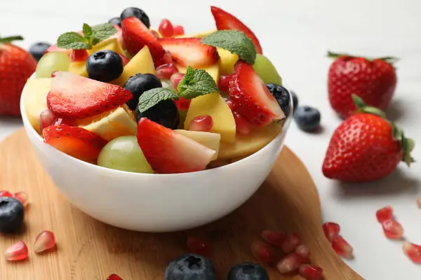Chutný Ovocný Salát Misce Ingredience Bílém Stole Detailní Záběr — Stock fotografie