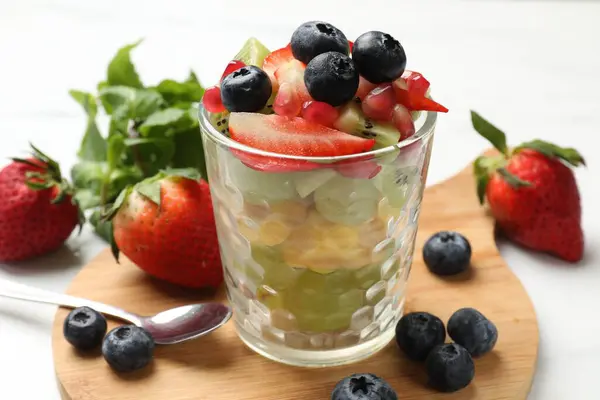 Pequeno Almoço Saudável Deliciosa Salada Frutas Vidro Ingredientes Mesa Branca — Fotografia de Stock