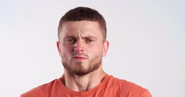  Hafif arka planda kızgın sakallı genç adam.