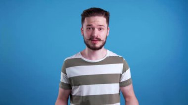  Açık mavi arka planda umut dolu genç bir adam