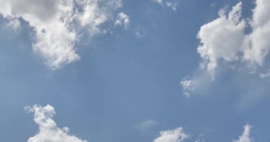  Pofuduk beyaz bulutlar parlak mavi gökyüzünde süzülüyor