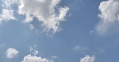  Parlak mavi gökyüzünde süzülen bulutlar, hızlandırılmış zaman