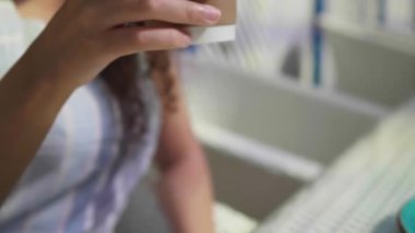 Dışarıda kahve içen genç bir kadın, yakın plan. Kamera izleme, yavaş çekim etkisi