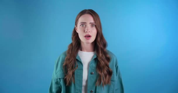 Schockierte Frau Bekommt Angst Vor Hellblauem Hintergrund — Stockvideo