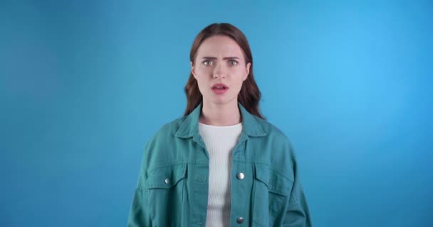 Femeie Tânără Emoțională Care Ascunde Fundal Albastru Deschis — Videoclip de stoc