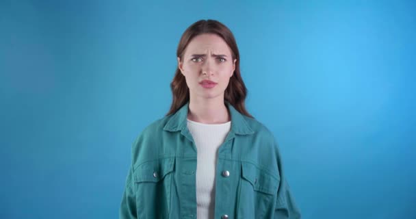 Hoşnut Olmayan Genç Bir Kadın Nahoş Teklifi Reddediyor Açık Mavi — Stok video