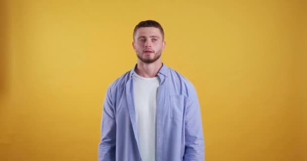 Enttäuschter Bärtiger Junger Mann Auf Gelbem Hintergrund — Stockvideo