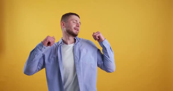 Счастливый Молодой Человек Танцует Желтом Фоне — стоковое видео