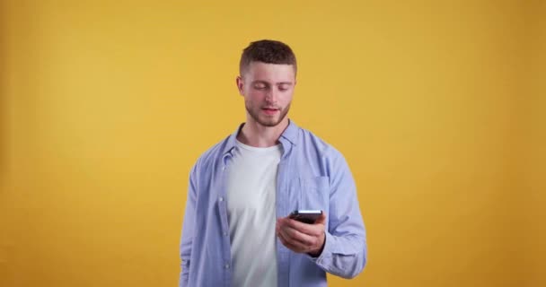 Unge Man Full Hopp Blir Ledsen Över Informationen Mobilen Gul — Stockvideo