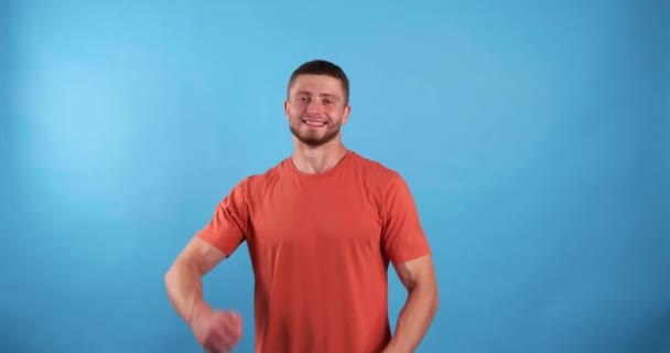 Açık Mavi Arka Planda Baş Parmak Gösteren Genç Adam — Stok video