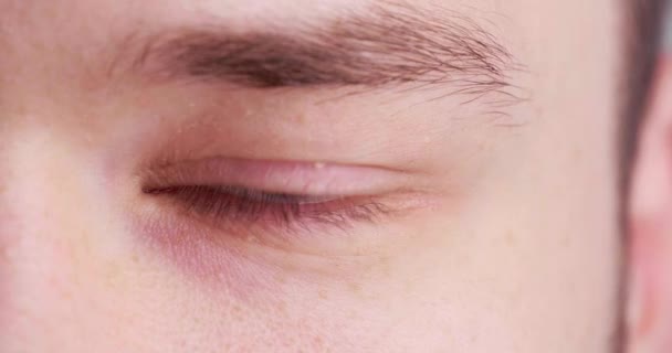 Junger Mann Mit Braunen Augen Nahaufnahme Fokus Auf Rechtes Auge — Stockvideo