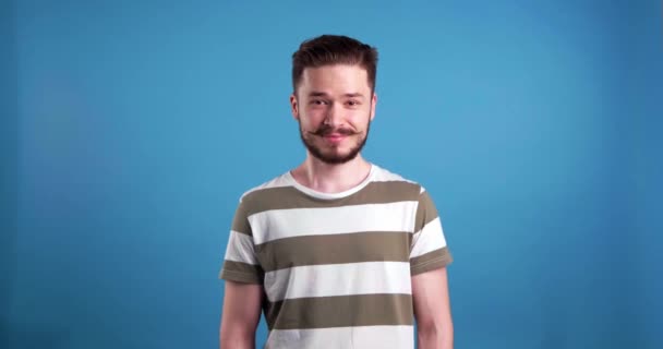 Jovem Feliz Olhando Para Câmera Sorrindo Fundo Azul Claro — Vídeo de Stock