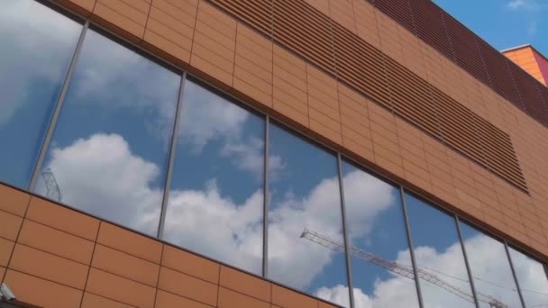건물의 창문에 구름과 카메라 — 비디오