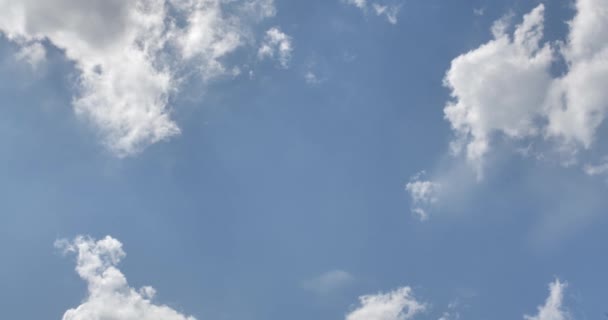 Nuvens Brancas Fofas Flutuando Céu Azul Brilhante — Vídeo de Stock