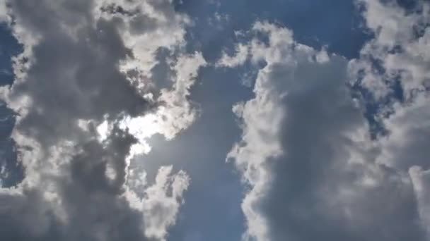 Chmury Unoszące Się Jasnym Błękitnym Niebie Upływ Czasu — Wideo stockowe