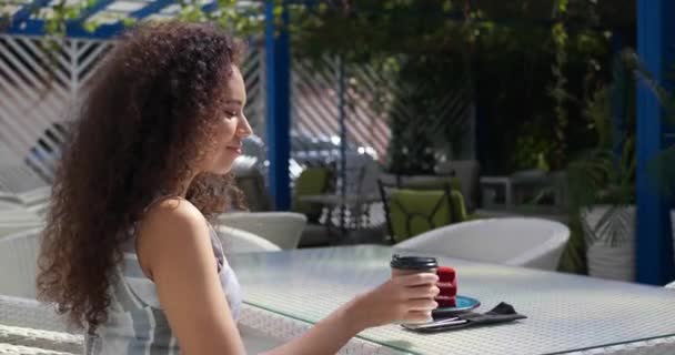 Hermosa Joven Bebiendo Café Cafetería Aire Libre — Vídeo de stock