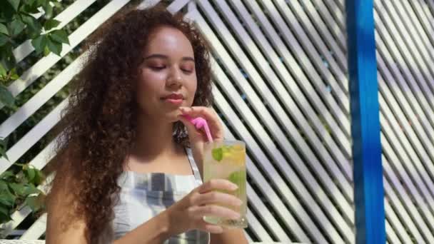 Gyönyörű Fiatal Iszik Frissítő Limonádét Szabadtéri Kávézóban Alacsony Látószögű Kilátással — Stock videók