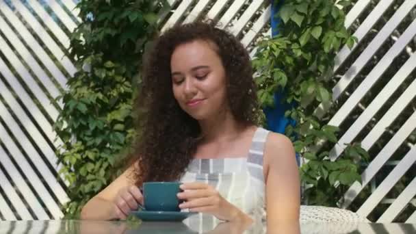 Hermosa Mujer Joven Bebiendo Café Cafetería Aire Libre Vista Ángulo Metraje De Stock Sin Royalties Gratis