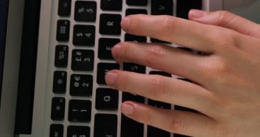 Dizüstü bilgisayarda yazı yazan kadın eller, yakın plan. Düz yatıyordu