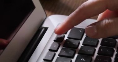Laptop klavye, closeup kadın acil düğmesini