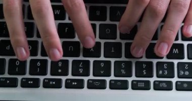 Dizüstü bilgisayarda yazı yazan kadın eller, yakın plan. Düz yatıyordu