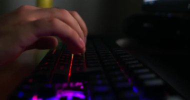 Erkek eller bilgisayar klavyesinde daktilo ediyor, kapalı alanda, yakın çekim.