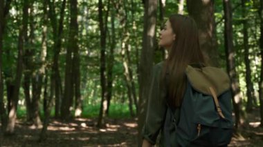 Doğayla birlik. Ormanda yürümekten hoşlanan bir kadın, kızı takip eden bir kamera.