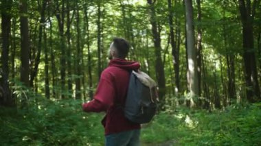 Doğayla birlik. Ormanda yürümekten hoşlanan adam